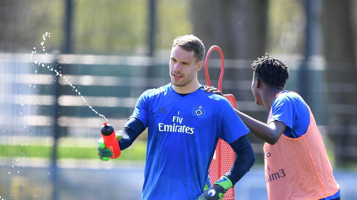 Ersatztorwart CHRISTIAN MATHENIA (l.) dürfte keine Lust haben, als zweiter Mann mit ins Unterhaus zu gehen. Der Torwart hat zwar noch einen Vertrag bis 2019, zuletzt aber schon mit einem Wechsel nach England geliebäugelt. Er wird den Dino verlassen