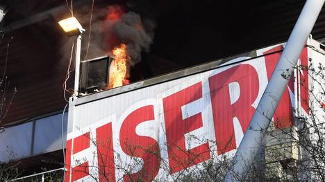 Beim Berlin-Derby kommt es zu einem Brand