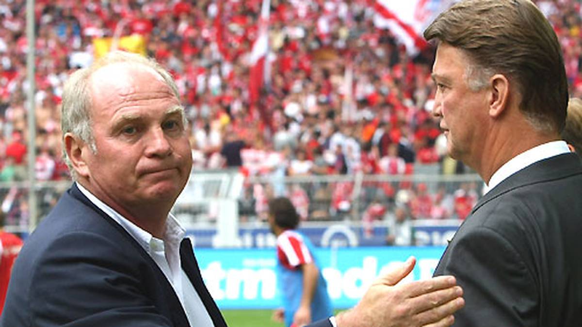 Auch mit seinen Angestellten legte sich der Bayern-Präsident schonungslos und oft kalkuliert an. Ex-Trainer Louis van Gaal (r.) bekam Hoeneß' Unmut via TV zu spüren: "Ein Fußball-Verein darf heutzutage keine One-Man-Show mehr sein"