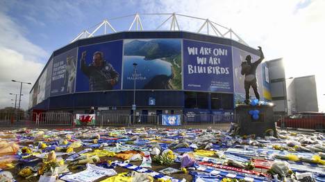Vor dem Stadion von Cardiff City bekundeten Fans ihre Trauer um Emiliano Sala