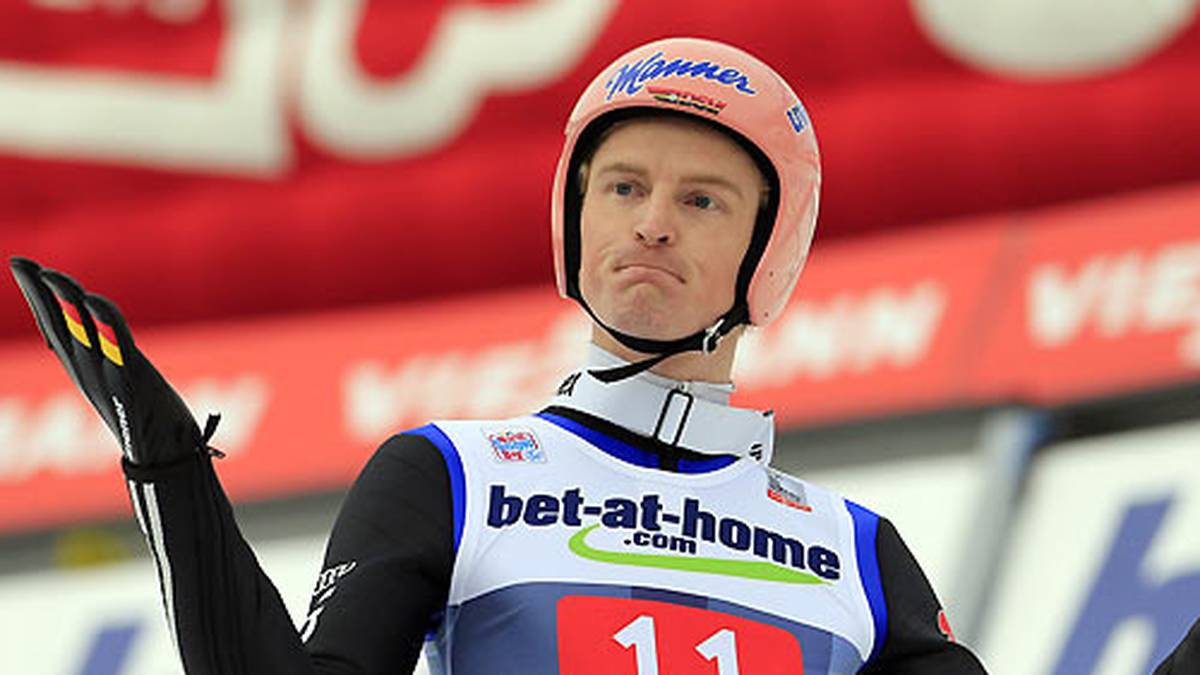 Seine ambitionierten Teamkollegen um Severin Freund enttäuschen bei der Tournee. In Innsbruck verpasst Freund sogar den zweiten Durchgang und fällt weit zurück. Bester Deutscher wird am Ende Andreas Wellinger auf Rang zehn