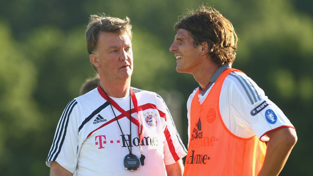 Der FC Bayern holt Gomez im Sommer 2009 nach München. Unter Louis van Gaal (l.) muss der Angreifer aber sein Spiel verändern. Die Münchner setzen verstärkt auf Ballbesitz, die Gegner stehen gegen den Rekordmeister tiefer als gegen den VfB Stuttgart
