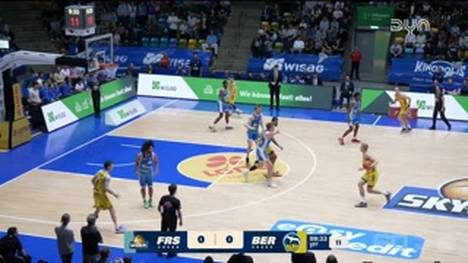 Die BBL-Highlights der Basketball-Partie SKYLINERS Frankfurt - ALBA BERLIN im Video.