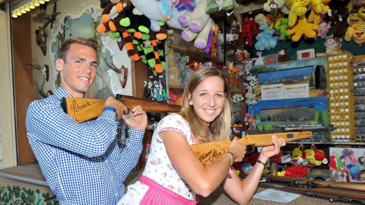 Die beiden sind ein Paar und das schon seit 2015, wie Schempp in der "Bild" zugab. Bei der Biathlon-WM in Hochfilzen scheint die Liebe beide beflügelt zu haben