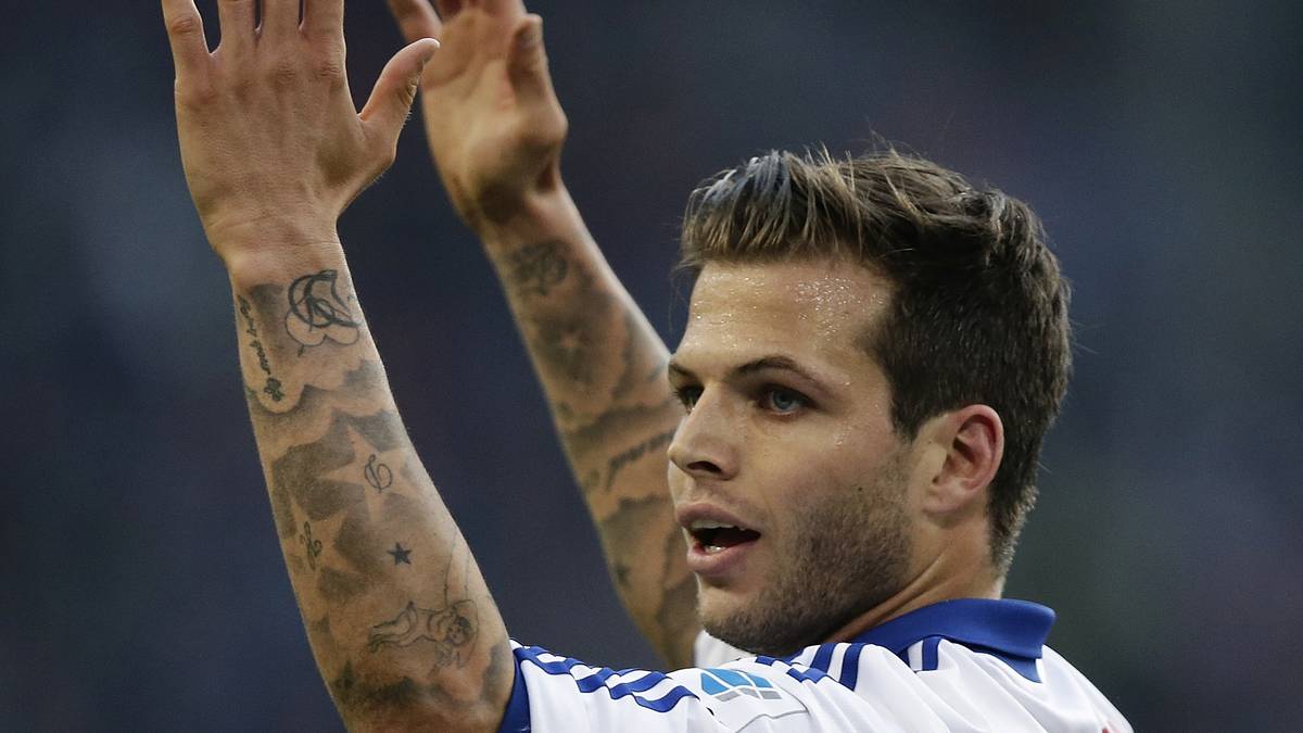 Bei Teamkollege Dennis Diekmeier gibt es fast kein Körperteil, das nicht verziert ist. Auf dem Unterarm sind Schlüssel und Schloss zu sehen sowie der Schriftzug "Soulmate" und Engelsfiguren. Die Tattoos sollen die enge Bindung zwischen ihm und seiner Freundin darstellen