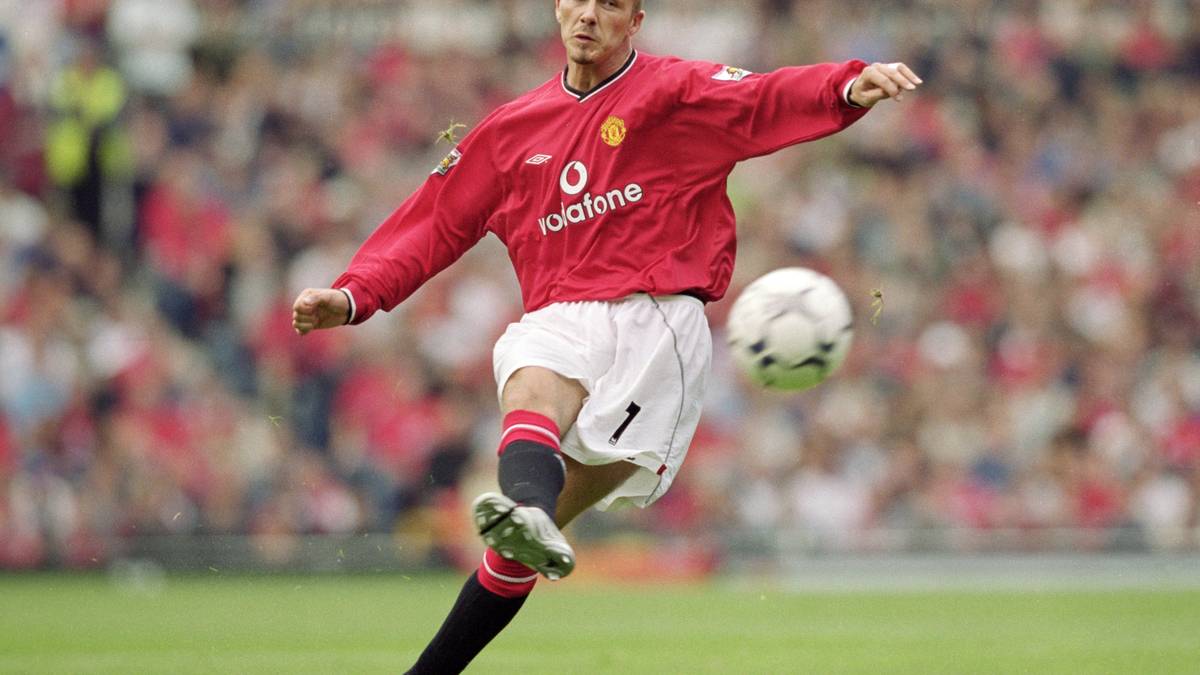 David Beckham: Schon als Kind übte er Freistoße vor dem Garagentor seiner Eltern. Diese Qualitäten sollten ihm später mächtig weiterhelfen. Sein rechter Fuß brachte ihn von Manchester United bis hin zu Real Madrid