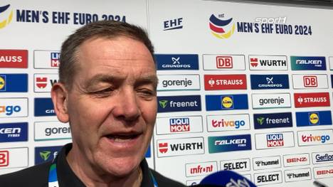 Beim DHB-Spiel gegen Ungarn ärgert sich Bundestrainer Alfred Gislason so sehr, dass er sogar zu Boden sinkt. Nach der Partie scherzt der Coach über die Szene.