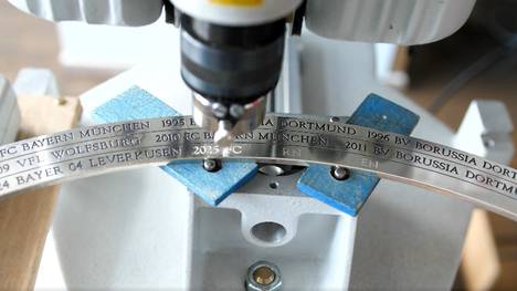 Die Meisterschale ist eine Trophäe mit reichlich Geschichte - die Gravur ist immer wieder etwas Besonderes.