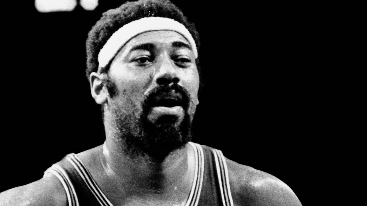 Denn Wilt Chamberlain trägt mittlerweile das Trikot der Lakers und dreht in Spiel 7 groß auf. 30 Punkte liefert der dominante Big Man ab und führt L.A. 1970 in die NBA-Finals. Der ganz große Wurf bleibt den Lakers aber verwehrt, Willis Reed und die New York Knicks holen nach sieben Spielen ihren ersten Titel