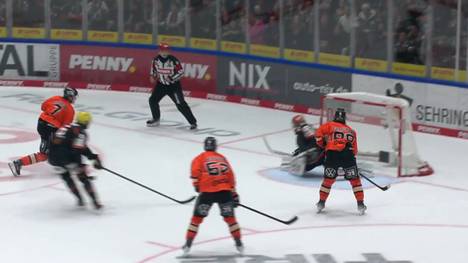 Die Löwen Frankfurt kommen am 1. Spieltag der neuen Saison gewaltig unter die Räder - und das auch noch vor heimischer Kulisse! Erst im Schlussdrittel lassen die Grizzlys Wolfsburg ein wenig Gnade walten.