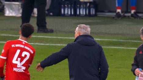 Beim Pokal-Aus der Bayern gegen den SC Freiburg sorgt Jamal Musiala für Irritationen. Als Christian Streich ihn nach dem Abpfiff aufmuntern will, weicht der Nationalspieler einfach aus. 