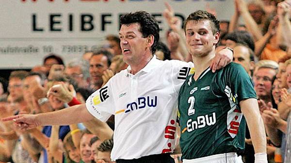 Alles beginnt in Göppingen. Hier wird Michael Kraus am 28. September 1983 geboren. Das Handballspielen erlernt er bei der TSG Eislingen und bei der TS Göppingen. 2002 debütiert er unter seinem Ziehvater Velimir Petkovic (l.) bei Frisch Auf Göppingen in der Bundesliga. Der gebürtige Jugoslaw gilt bis heute als Mentor und großer Förderer Kraus'. Gemeinsam scheitern sie 2006 im EHF-Pokal erst im Finale am TBV Lemgo
