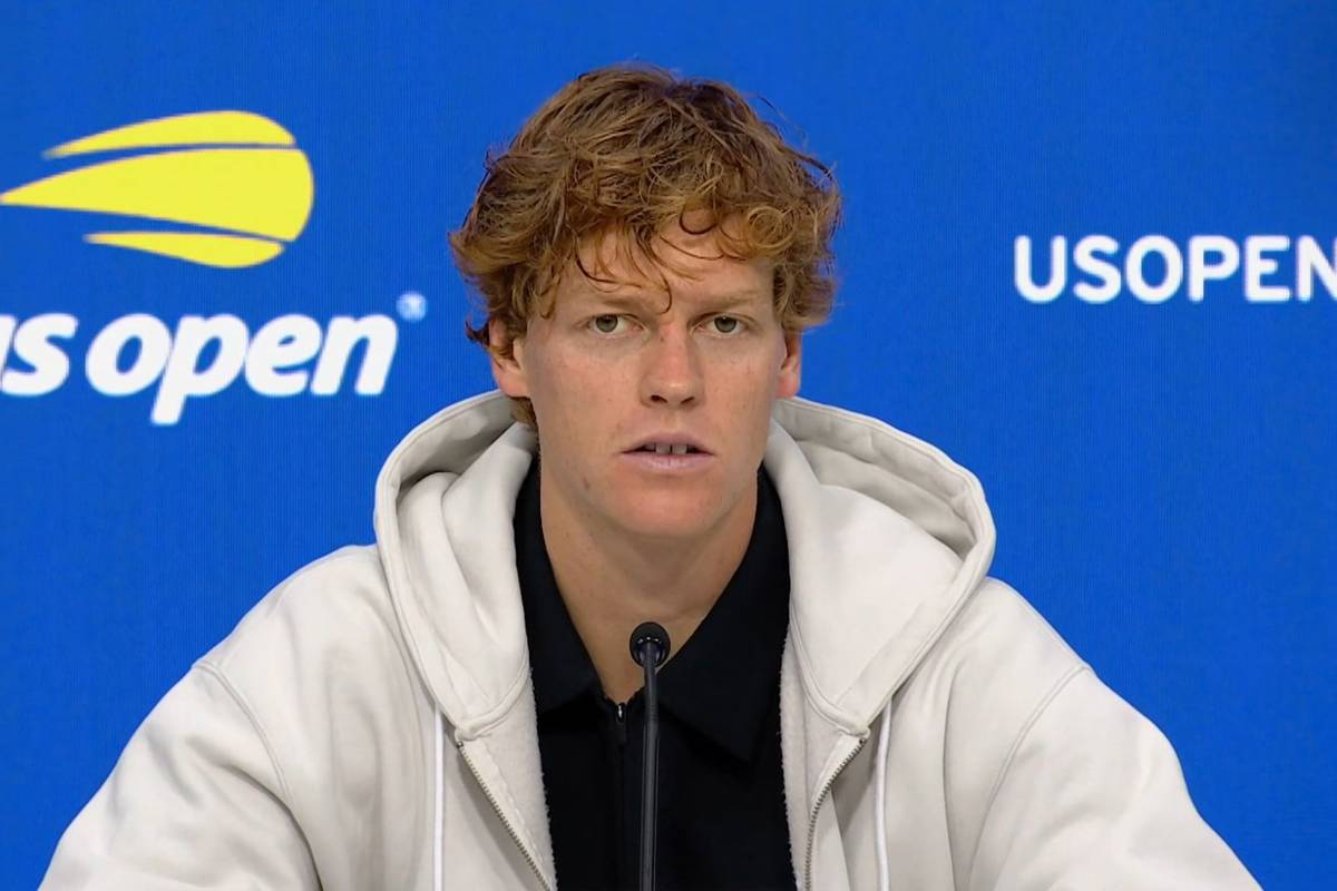 Jannik Sinner zeigt sich nach der Final-Niederlage bei den US Open gegen Carlos Alcaraz selbstkritisch. Der Italiener kündigt an, sein Spiel umzustellen.