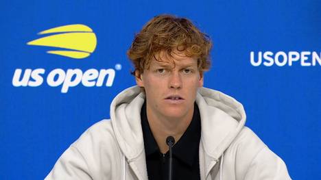Jannik Sinner zeigt sich nach der Final-Niederlage bei den US Open gegen Carlos Alcaraz selbstkritisch. Der Italiener kündigt an, sein Spiel umzustellen.