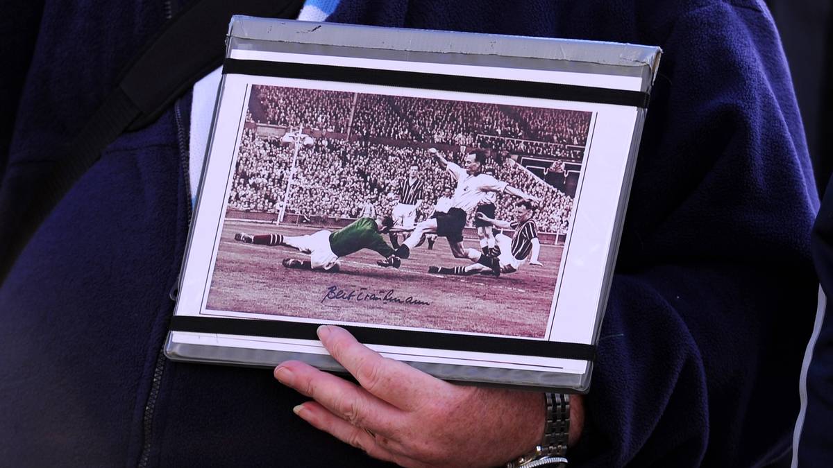 Doch Trautmann spielte sich in ihre Herzen, absolvierte bis 1964 satte 508 Partien für Manchester und gewann 1956 das Double aus FA Cup und Meisterschaft. Das Pokalfinale hielt er verletzt durch, im Anschluss wurde ein Genickbruch diagnostiziert. Nicht zuletzt deshalb wurde er 1956 Fußballer des Jahres in England