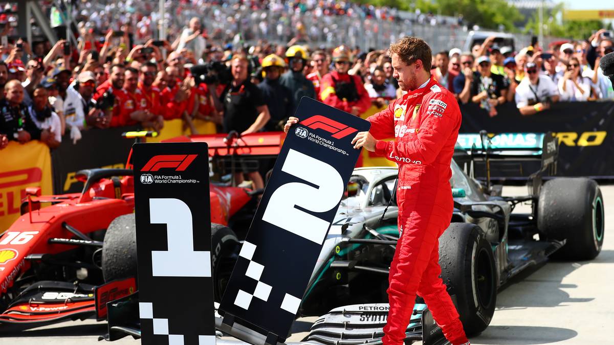 Der Deutsche kommt zwar als Erster im Ziel an, muss den Sieg nach Anwendung der Strafe aber Hamilton überlassen. Demonstrativ stellt der wütende Vettel die Platzierungsschilder um. Für Ex-Teamkollege Ricciardo ein Schlüsselerlebnis in der aktuelln Krise