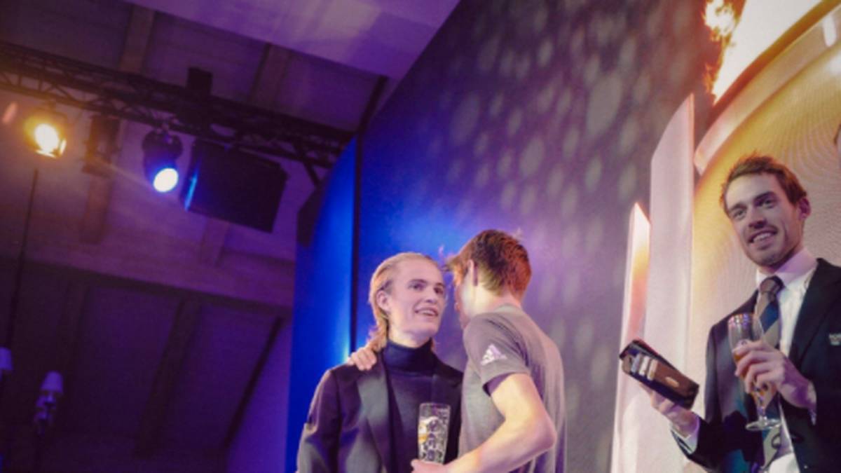 Nach der Team-Entscheidung im Skispringen kommen die norwegischen Skispringer zum Feiern. Daniel Andre Tande glänzt mit der perfekten Hebefigur aus Dirty Dancing, Trainer Alexander Stöckl singt. Auf deutscher Seite präsentiert Markus Eisenbichler einen Schuhplattler 