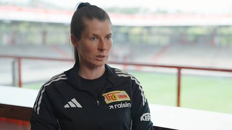 Marie-Louise Eta ist sich ihrer Vorreiterrolle für Frauen-Trainerinnen bewusst - und spricht ausführlich über die Vorbildfunktion für Mädchen im Fußball. 