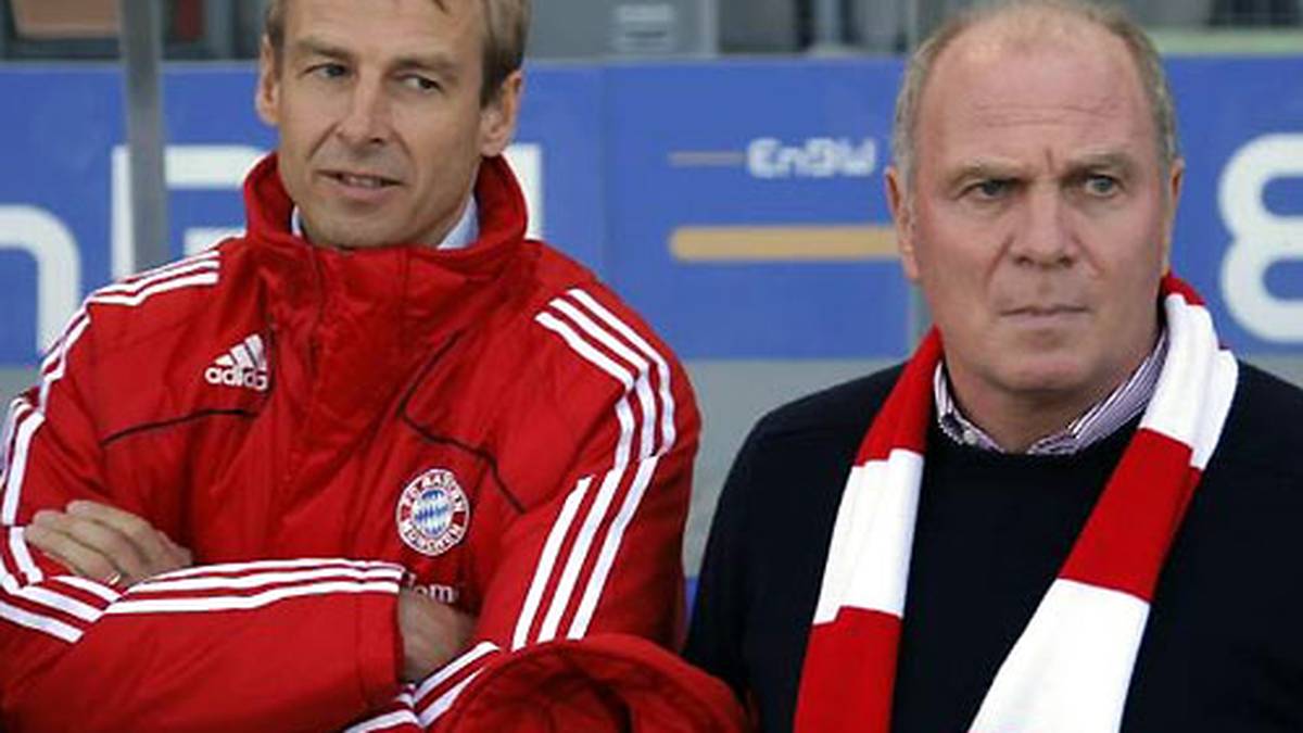 Van Gaals erfolglosen Vorgänger Jürgen Klinsmann bekam bei gleicher Gelegenheit ebenfalls sein Fett ab: "Da haben wir für zigtausend Euro Computer gekauft. Da hat er den Profis in epischer Breite gezeigt, wie wir spielen wollen. Wohlgemerkt wollen"