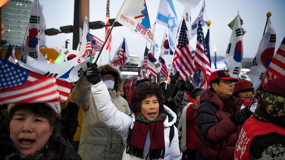 Außerhalb des Stadions gibt es aber auch Proteste gegen ein ungeteiltes Korea. Das gemeinsame koreanische Team, das im Eishockey antritt, stößt den Demonstranten sauer auf