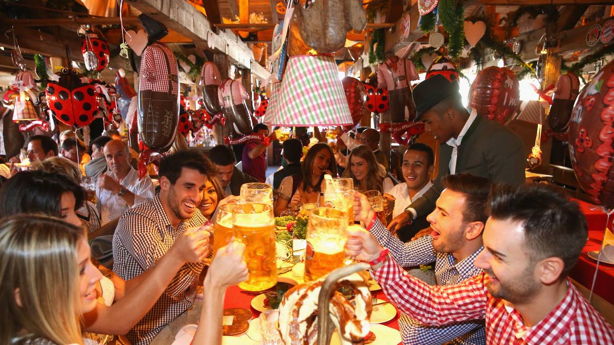 Die Bayern Spieler stoßen in der Käfer Wiesn-Schänke an