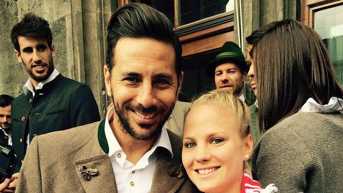 Die aus Stuttgart stammende Blondine ist frisch gebackene deutsche Meisterin. Bei der Titelfeier der Münchner lässt sie sich mit Claudio Pizarro fotografieren