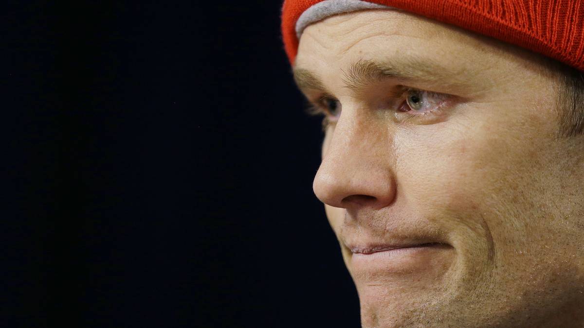 Bei der Pressekonferenz vor dem Super Bowl tritt Brady mit Wollmütze auf und wirkt wie ein Schuljunge, der beim Klauen erwischt wurde. Besonders pikant: das Handy des Spielmachers, dass die Ermittler zur Beweissicherung auswerten wollten, wird kurz vorher von einem Patriots-Mitarbeiter zerstört