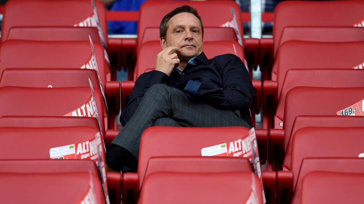 Im Raum steht sogar eine Blitz-Scheidung. Weil der von Schalke umworbene Manager Christian Heidel allerdings erklärt, vorerst den FSV nicht verlassen zu wollen, macht Heldt auf Schalke vorerst weiter.