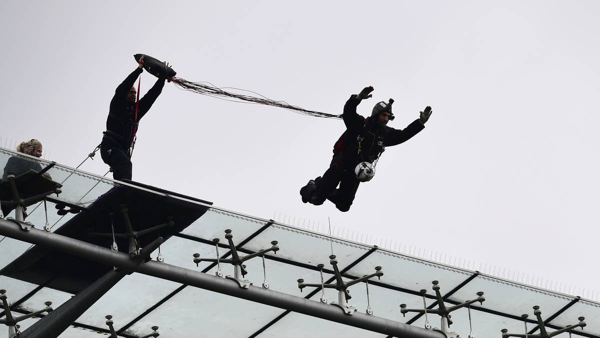 Spektakulärer Start in Berlin Der Spielball wird von einem Basejumper per Sprung vom Stadiondach ins Stadion gebracht
