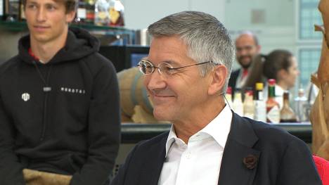 Seit Wochen gibt es Spekulationen um einen möglichen Transfer von Konrad Laimer zum FC Bayern. Nun bezieht Herbert Hainer dazu Stellung und stichelt gegen RB Leipzig.