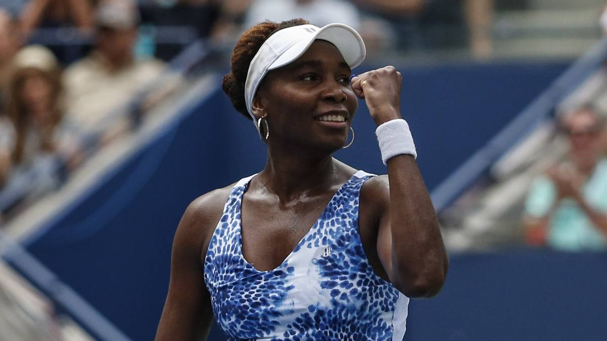 Venus Williams setzt ein strahlendes Sieger-Lächeln auf und freut sich nach ihrem Erfolg im Generationenduell gegen die 17 Jahre jüngere Belinda Bencic über ihren Einzug ins Achtelfinale