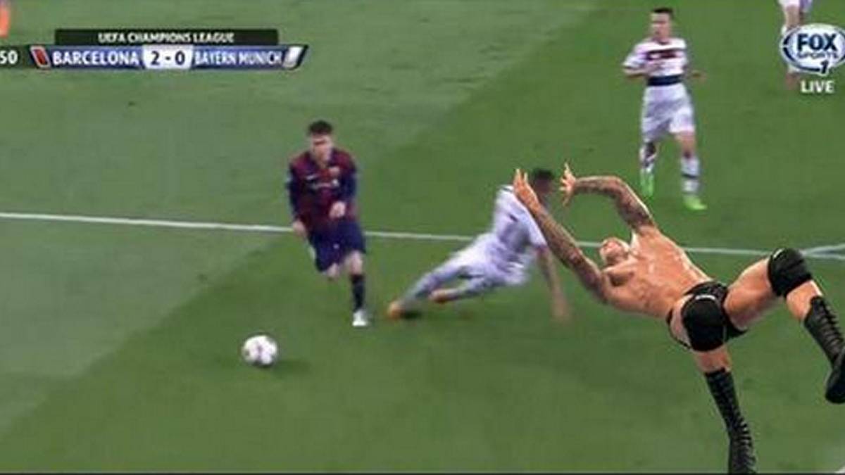 Oder als wäre er im Sechzehner von einem Wrestler attackiert worden