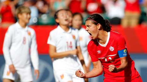 Christine Sinclair feiert ihren Treffer im WM-Eröffnungsspiel gegen China 