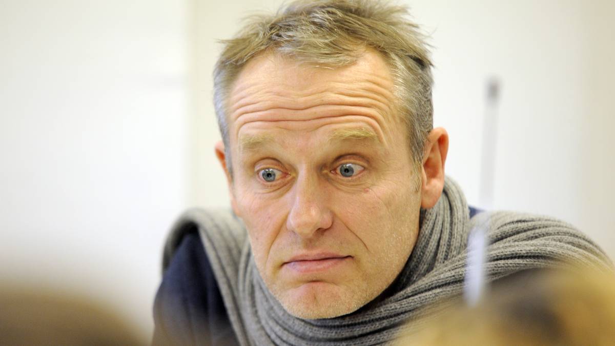 Als seine Spieler Streich auf der anschließenden Pressekonferenz mit einer Bierdusche überraschen wollen, tritt der Metzger-Sohn demonstrativ auf die Euphoriebremse: "Jetzt haut ab. Der andere Trainer will auch noch was sagen. Die kämpfen gegen den Abstieg. Geht raus.“