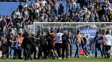 Ligue 1 Harte Strafe Fur Sc Bastia Nach Spielabbruch Gegen Lyon