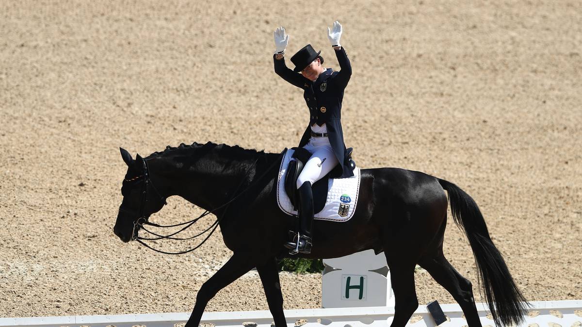 Die deutschen Damen haben sogar doppelten Grund zur Freude. Kristina Bröring-Sprehe sichert sich die Bronzemedaille
