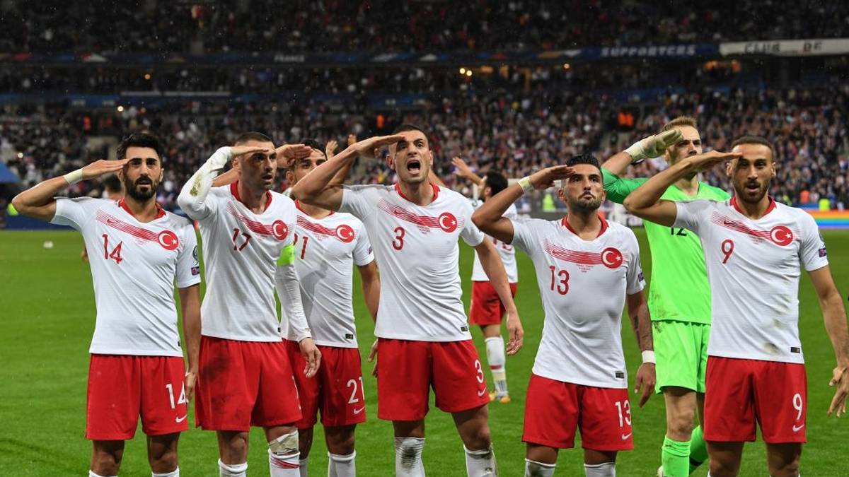 Nach dem Spiel gegen Albanien hatten die türkischen Spieler erklärt, sie hätten damit auf den einige Tage zuvor gestarteten Angriff der türkischen Truppen auf die Kurdengebiete in Syrien aufmerksam machen und ihre Unterstützung zeigen wollen. Die UEFA kündigte im Anschluss an, eine Untersuchung der Geschehnisse einleiten zu wollen