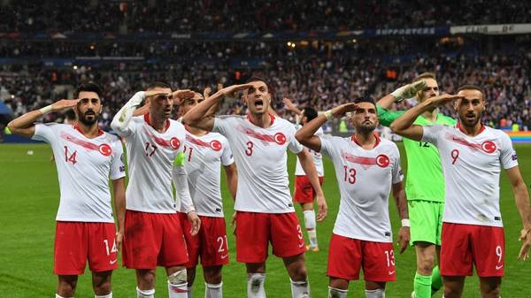 Die türkischen Fußballer jubelten auch in Frankreich mit einem Militärgruß