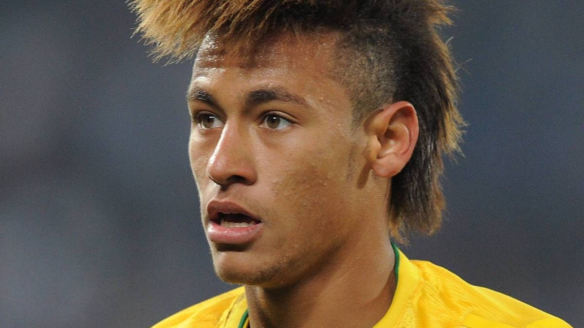 Der neue Look ist das Resultat eines großangelegten Makeovers, denn nur wenige Wochen vorher stolziert er noch mit einer voluminösen Irokesenmähne über den Platz