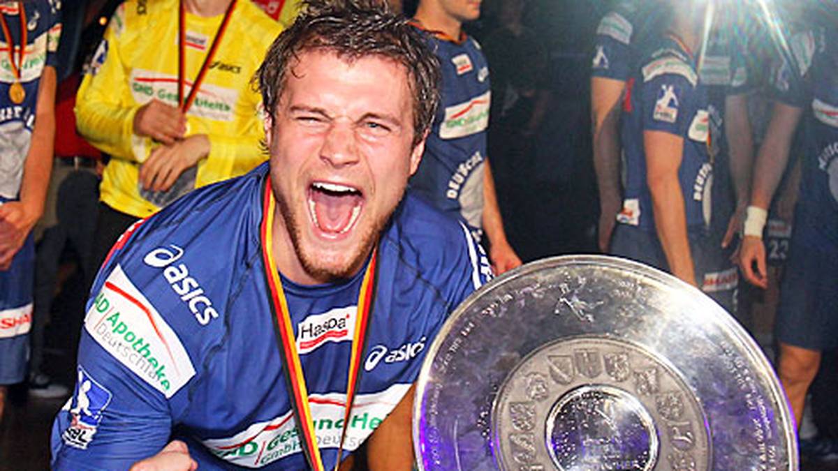 2010 wagt er einen Neuanfang - er schließt sich dem aufstrebenden HSV Hamburg an. Mit den Hanseaten wird der Schwabe 2011 zum bisher einzigsten Mal deutscher Meister. Wie die Fachseite "handball-world.com" berichtet, steuert er einen Großteil der angeblich 300.000 Euro Ablöse an Lemgo vor der Saison selbst bei, weil er unbedingt zum HSV möchte. Die Zahl ist übrigens eine echte Hausnummer im Handball