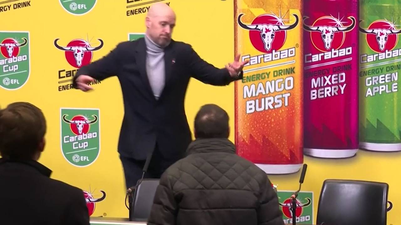 EFL Cup: Manchester-United-Trainer Erik ten Hag vergisst Pokal auf PK-Bühne