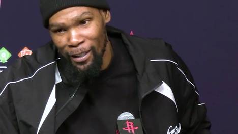 Kevin Durant erreicht den nächsten Meilenstein. Mit 32.294 Punkten überholt er Michael Jordan und steht nun auf Platz 5 der All-Time-Scorerliste der NBA! Der Star der Houston Rockets zeigt sich nach dem historischen Moment selbst überwältigt.