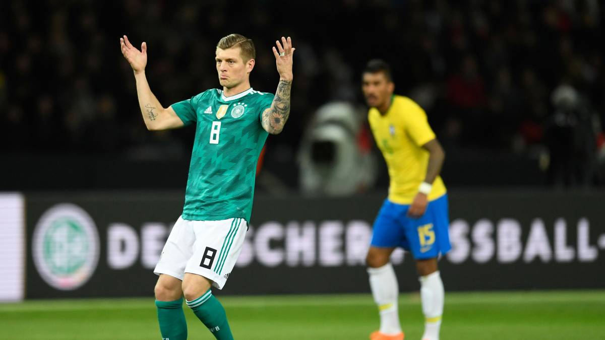 TONI KROOS: Behielt auch gegen das starke Pressing der Südamerikaner meist die Ruhe am Ball. Konnte in der ersten Halbzeit aber auch keine entscheidenden Akzente setzen. Nach der Pause mit abgeklärter Leistung ohne Ausreißer nach oben oder unten. SPORT1-Note: 3,5