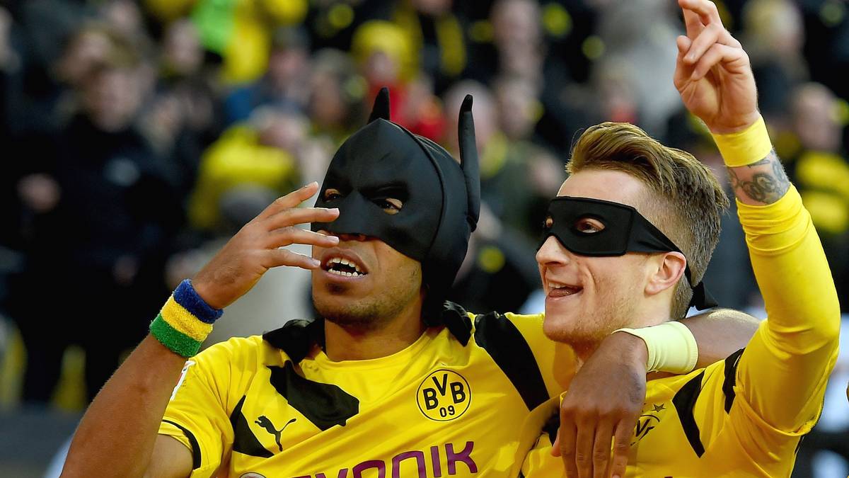 Kurz darauf erfolgt Aubameyangs Wechsel zum FC Arsenal. Batman und Robin sind in Dortmund Geschichte, beim FC Arsenal wird der Gabuner erneut Torjäger vom Dienst. Ärger um Auba gibt es bei den "Gunners" nicht, dafür aber nun wieder mit seinem Ex-Klub Dortmund