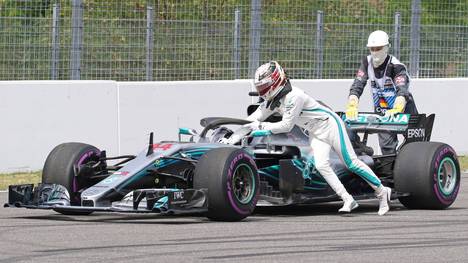Lewis Hamilton versucht vergeblich, seinen Mercedes in die Garage zu schieben
