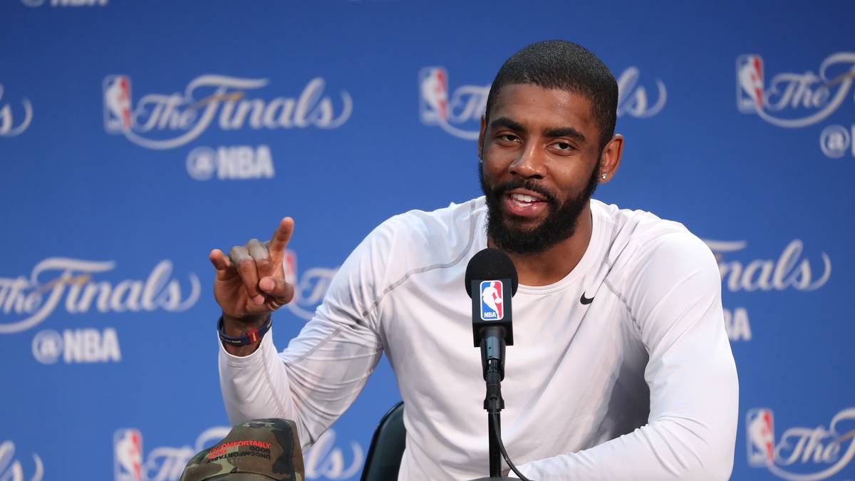 PLATZ 15: Kyrie Irving wollte die Cleveland Cavaliers verlassen - sein Wunsch geht im Sommer 2017 in Erfüllung. Dass die Cavs mit den Boston Celtics allerdings einen derartigen Mega-Trade einfädeln können, hatte man nicht erwartet