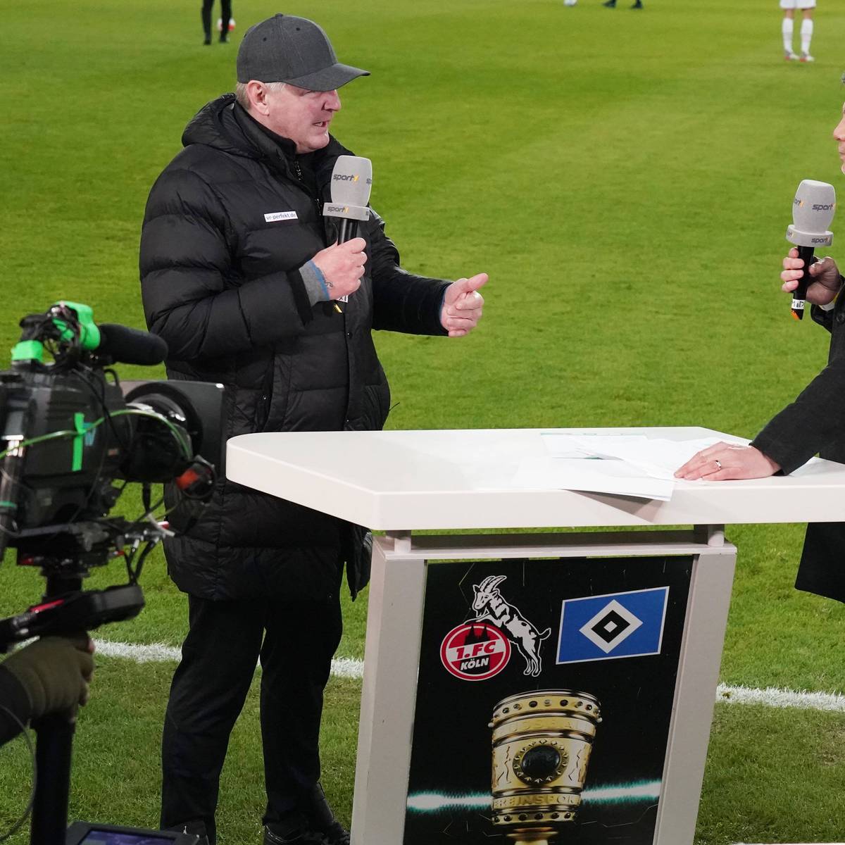 SPORT1 Moderator Thomas Helmer und SPORT1 Experte Stefan Effenberg beim Pokalspiel 1.FC Köln gegen den Hamburger SV