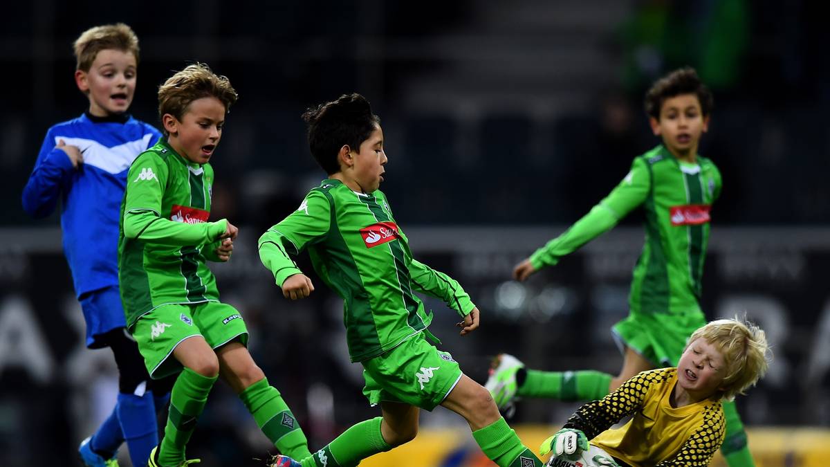 Vor dem letzten Bundesligaspiel des Jahres zwischen Borussia Mönchengladbach und Hertha BSC dürfen die Kids ran: Die kleinen "Fohlen" messen sich gegen die Jungs aus Oldesloh