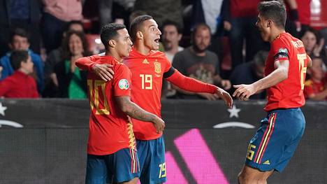 Thiago (l.) und Rodrigo (M.) spielen gemeinsam in der spanischen Nationalmannschaft