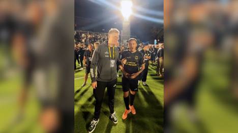 Max Kruse gewinnt die Weltmeisterschaft mit dem deutschen Kleinfeld-Team und scherzt anschließend über den verpassten WM-Titel 2014, als er nicht für das DFB-Team nominiert wurde.